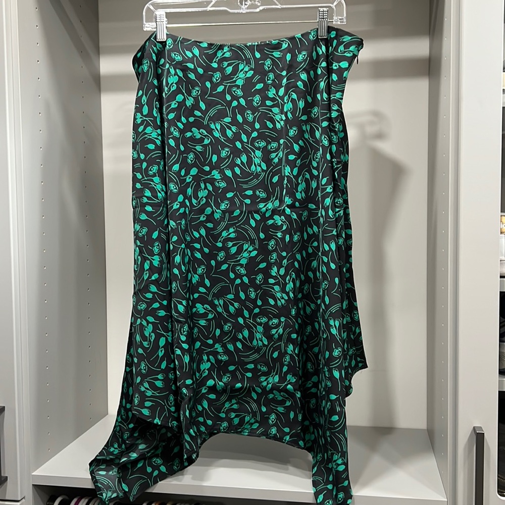 038 NWT{Who What Wear}Sz 16W Navy/Green Tossed Buds Shark Bite Hemline Skirt